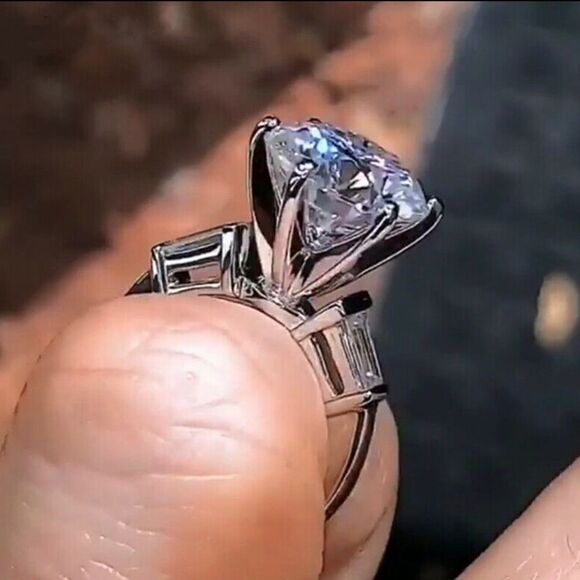 Beautiful 3ct CZ Diamond & Baguettes Ring - Picture 3 of 5